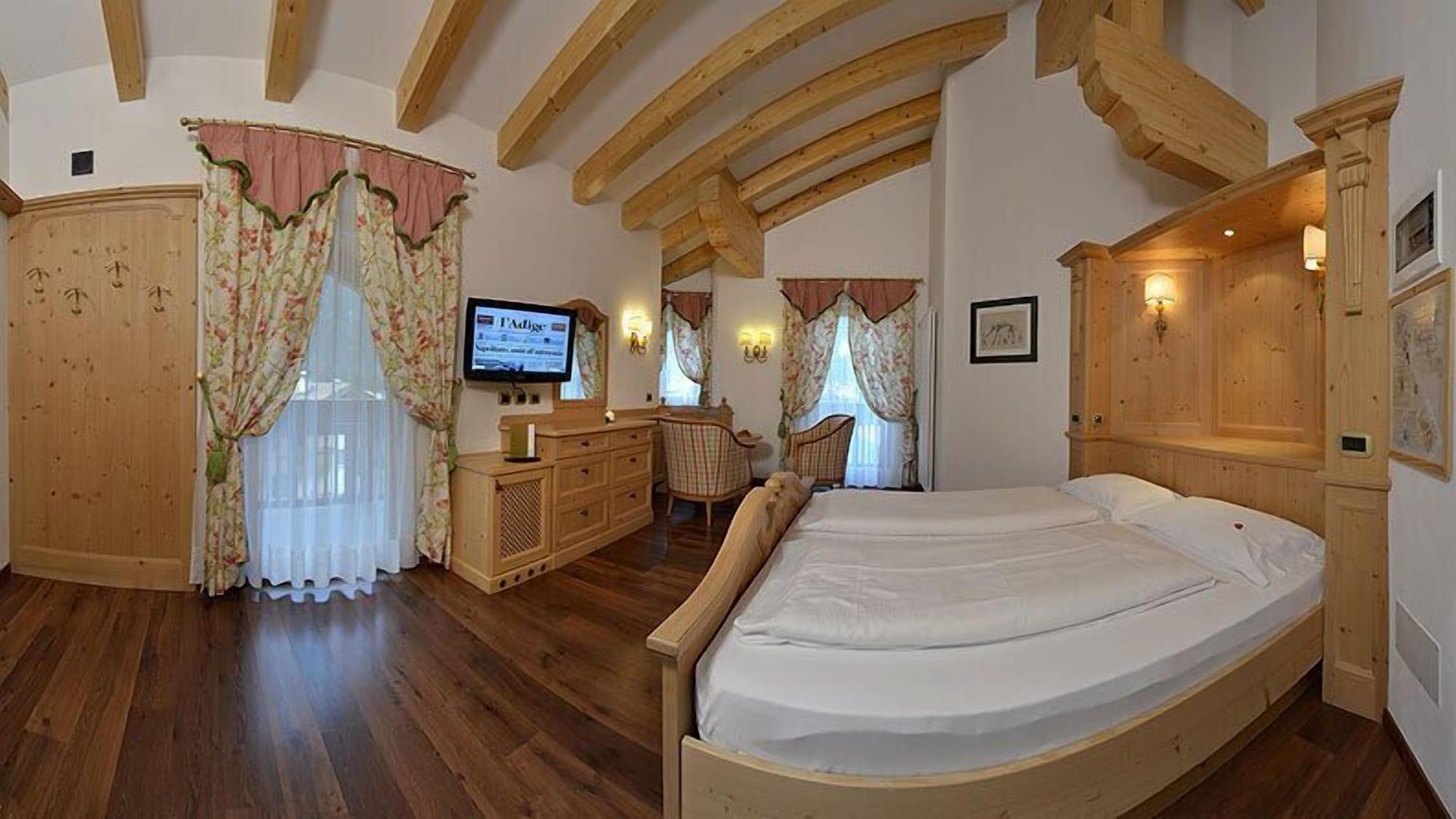 Hotel B&B Andreas Canazei Bagian luar foto