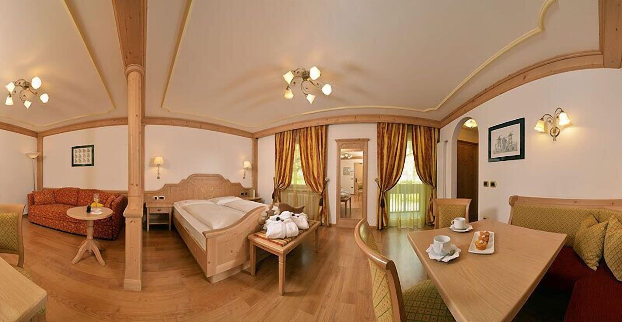 Hotel B&B Andreas Canazei Bagian luar foto