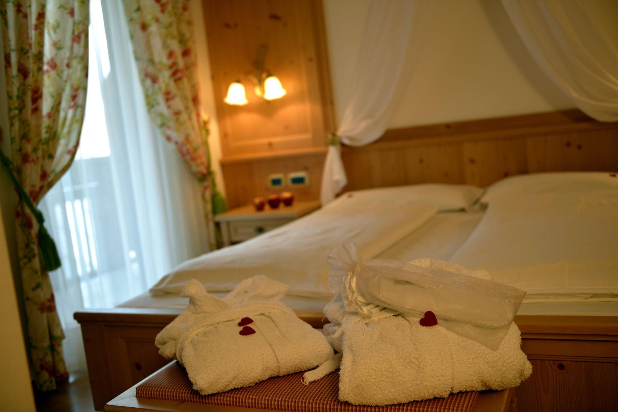 Hotel B&B Andreas Canazei Bagian luar foto