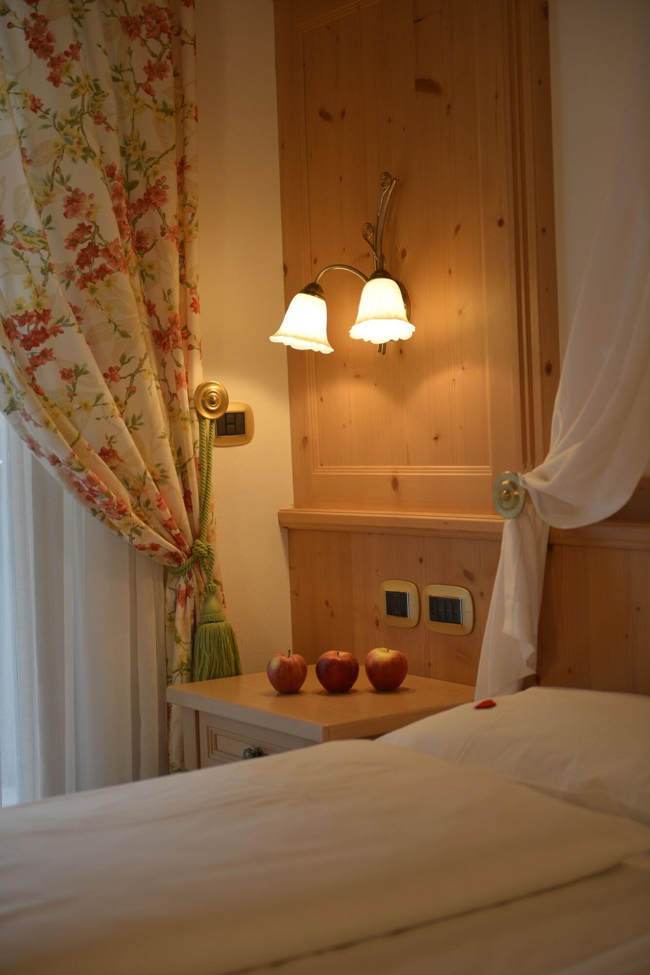 Hotel B&B Andreas Canazei Bagian luar foto