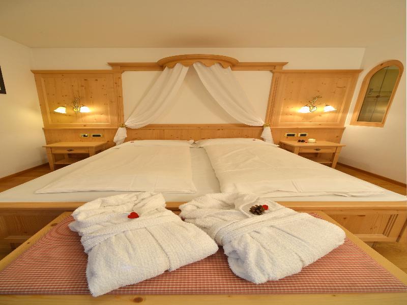 Hotel B&B Andreas Canazei Bagian luar foto