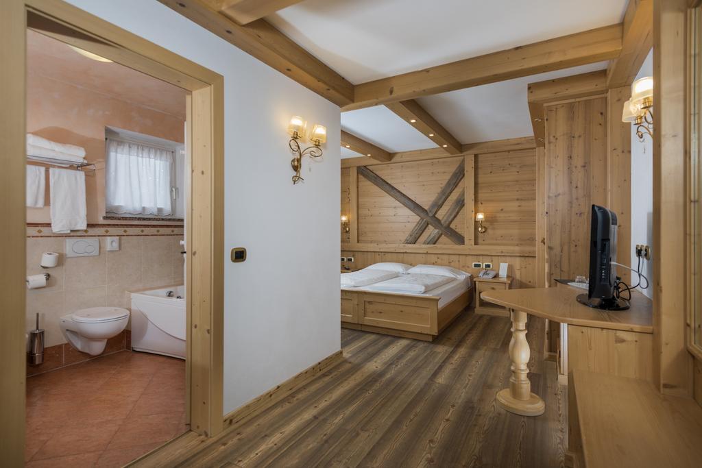 Hotel B&B Andreas Canazei Bagian luar foto
