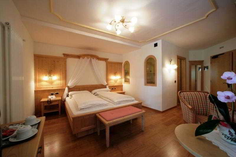 Hotel B&B Andreas Canazei Bagian luar foto