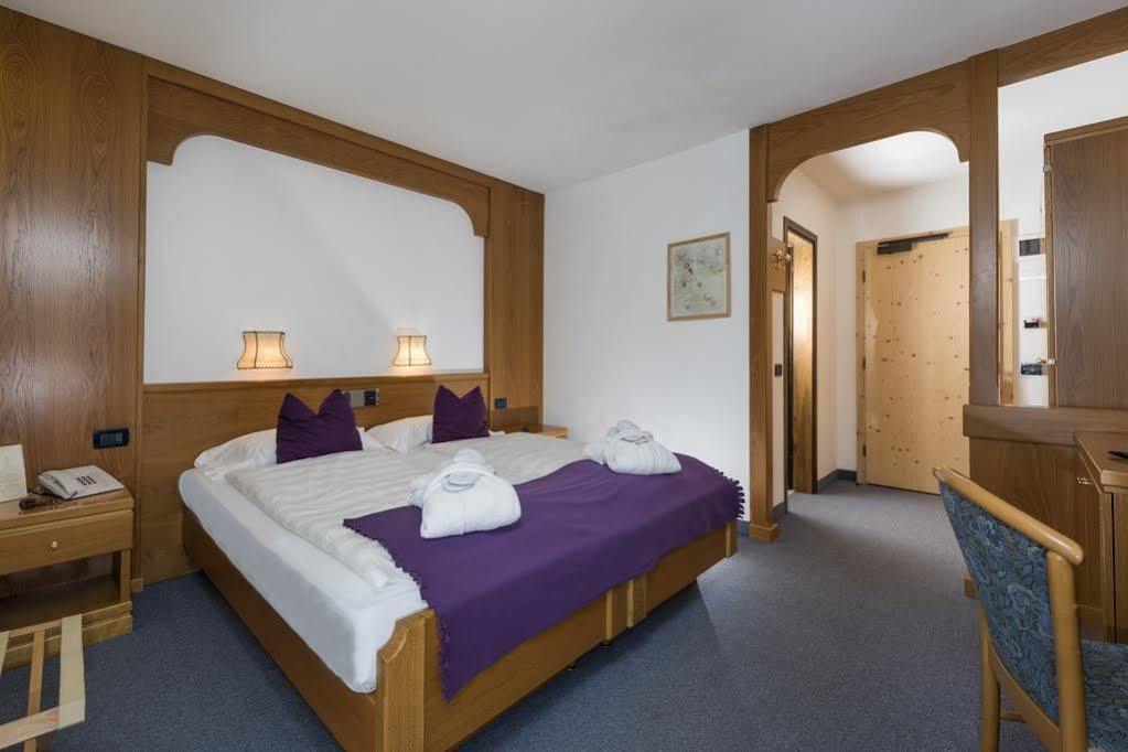 Hotel B&B Andreas Canazei Bagian luar foto